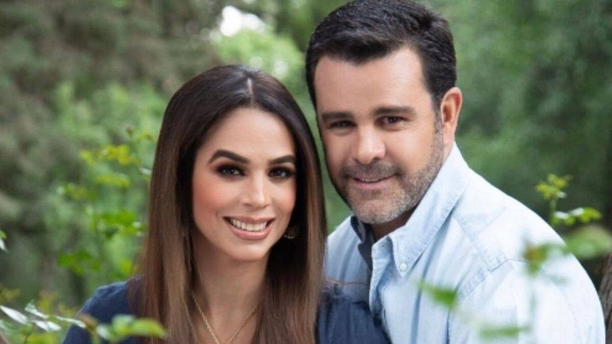 Biby Gaytán causa sensación tras publicar fotografía sin maquillaje y labios gruesos