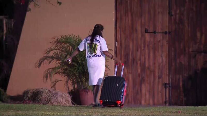 Botota llevó las maletas de Angélica Sepúlveda fuera de la casa.