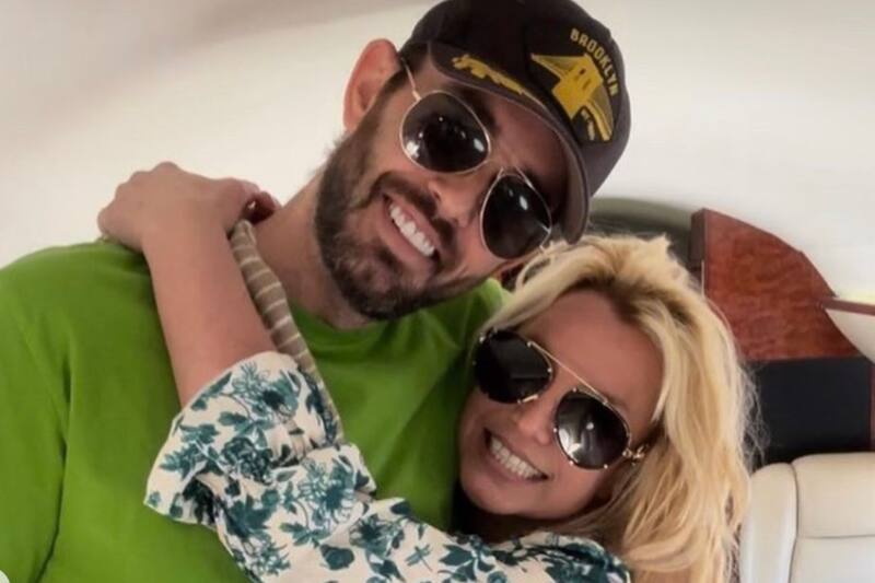 Britney Spear antes de ser captada con el hombre misterioso, se fue de vacaciones con su viejo amigo y manager, Cade Hudson. - Créditos: Instagram