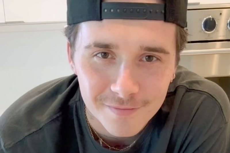 Brooklyn Beckham El hijo de Victoria y David Beckham tenía un hoyo e sus pants. - Créditos: Instagram