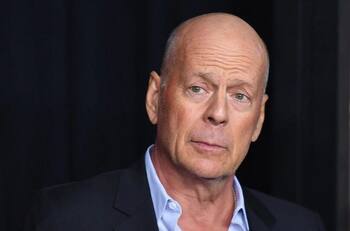 Esposa de Bruce Willis comparte video del recuerdo tras el diagnóstico de demencia del actor