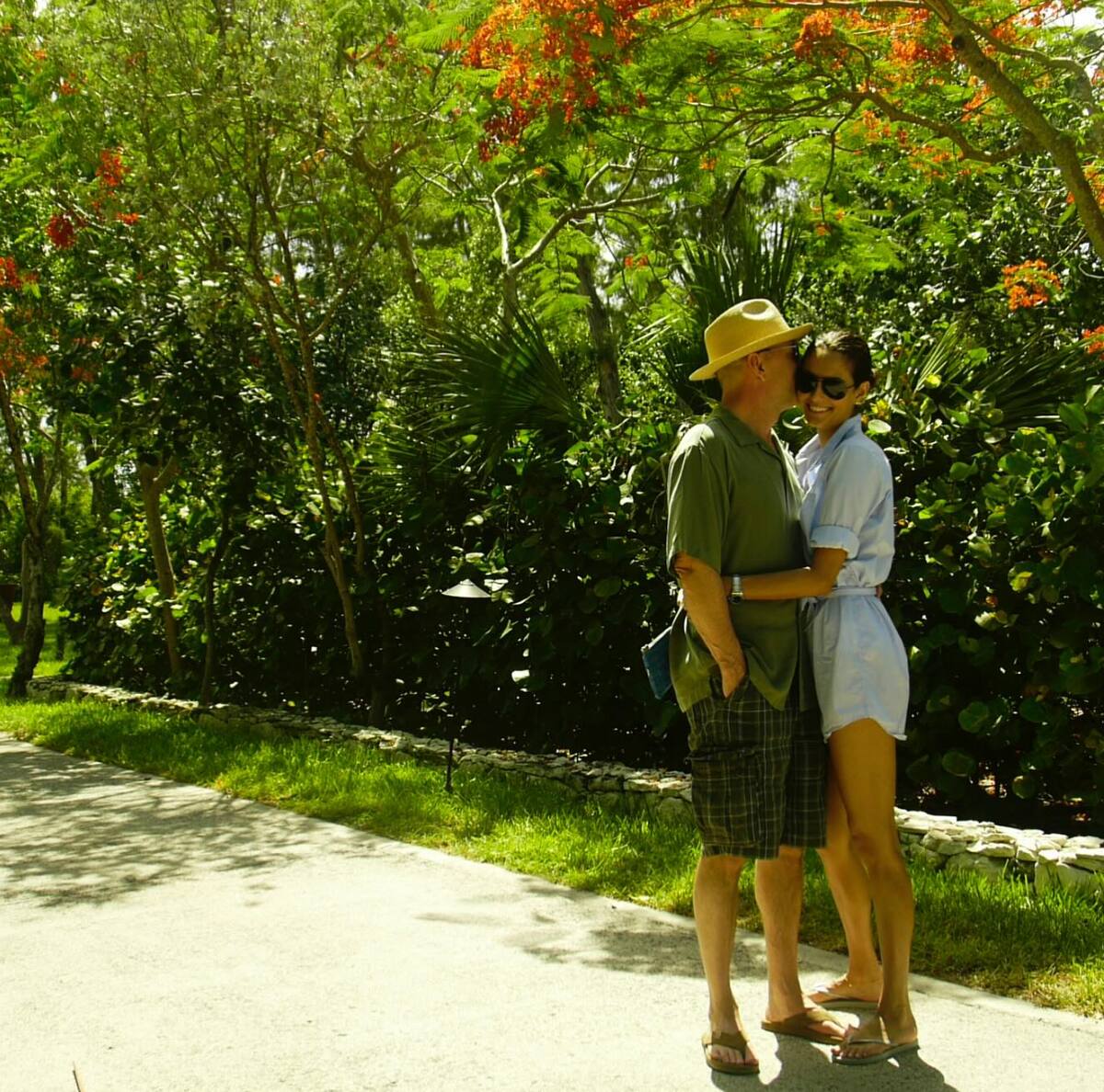 La mujer recibió el nuevo aniversario con románticas postales.