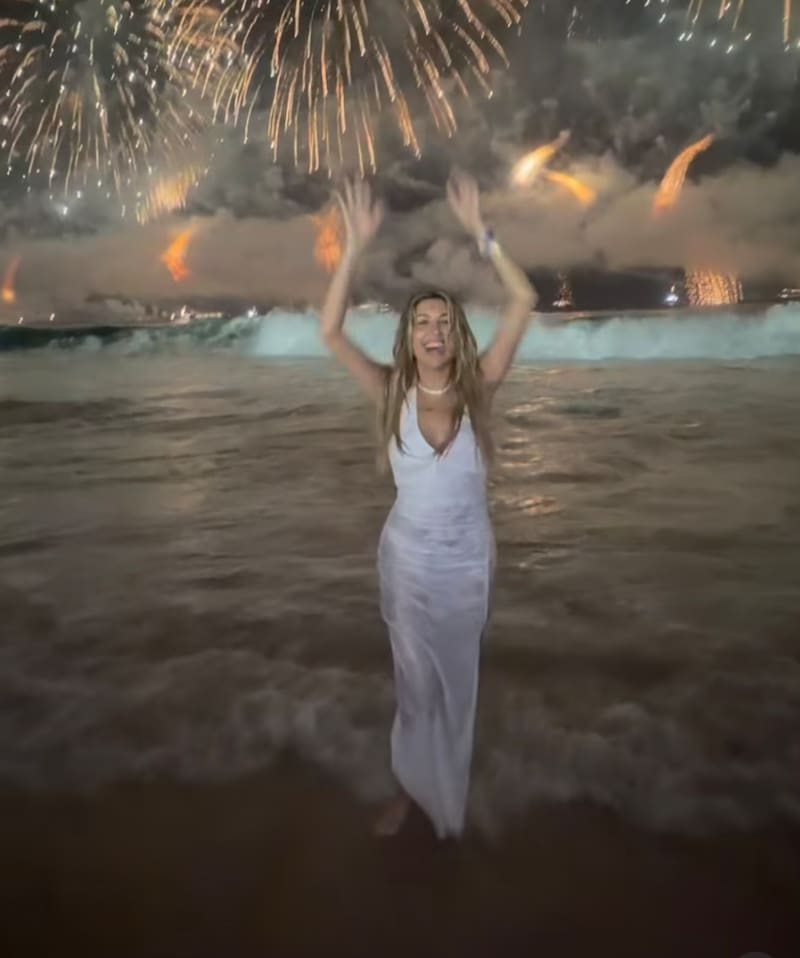 La modelo disfrutó con un look blanco en Brasil.