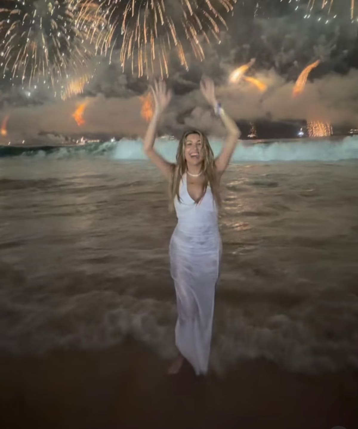 La modelo disfrutó con un look blanco en Brasil.