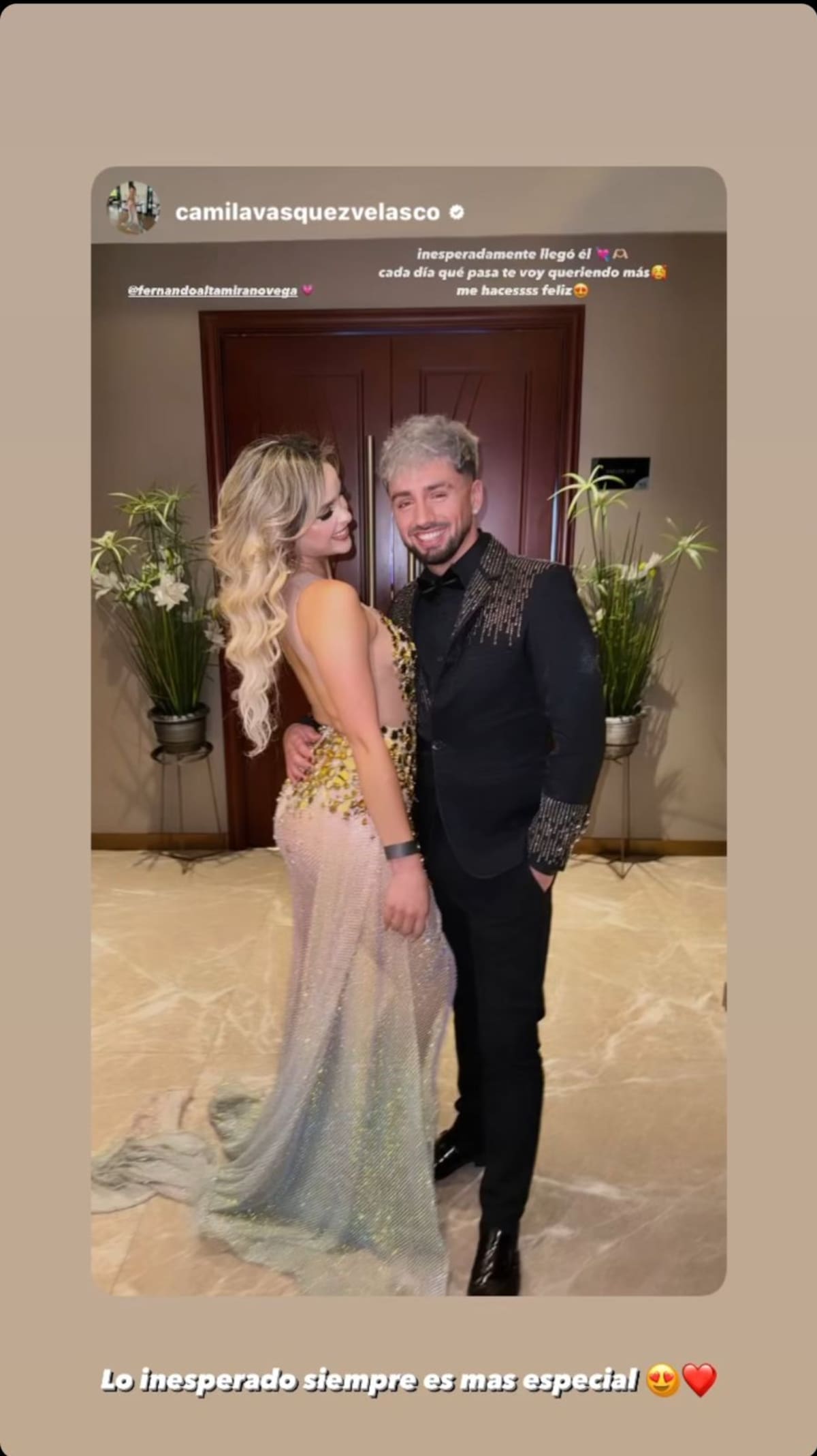 Camila Vásquez y Bambino posan muy elegantes en los premios LikeMedia.
