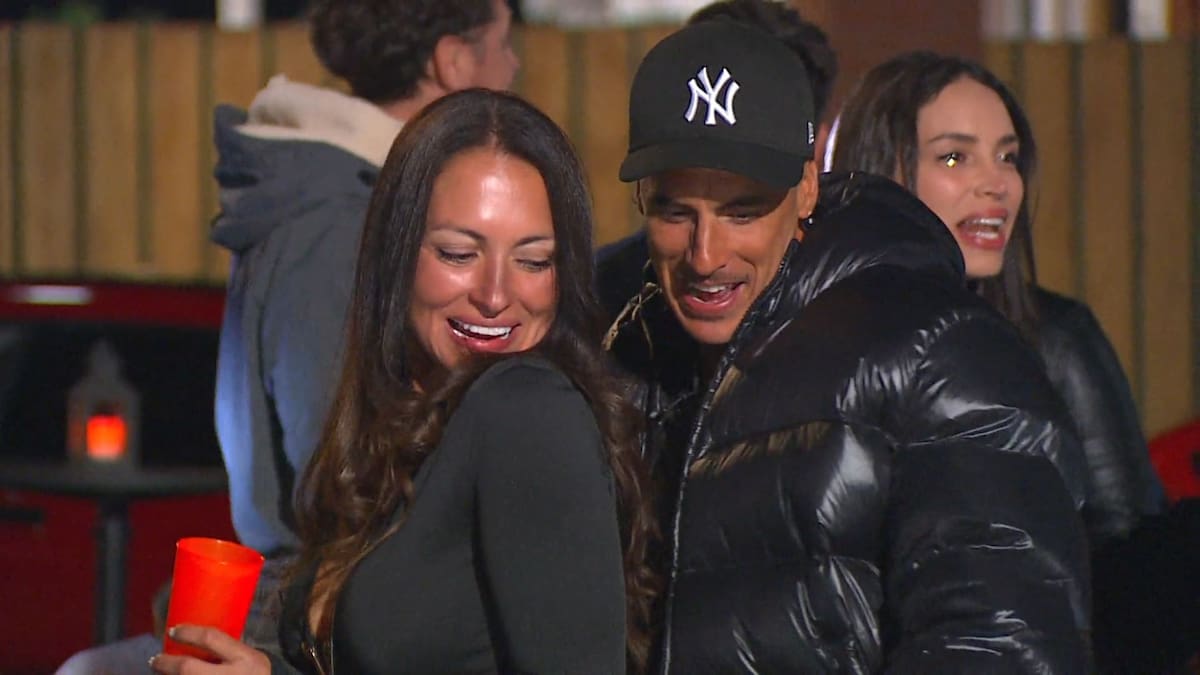 Coqueteando con Paula Pavic en el reality. Foto: Canal 13.
