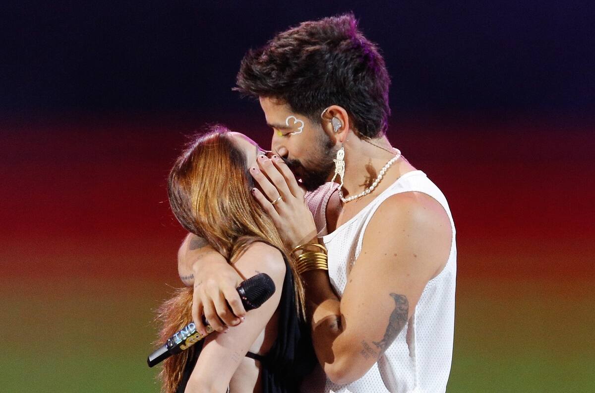 Camilo termina con los rumores de crisis matrimonial con beso en el Festival de Viña 2023