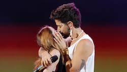 Camilo termina con los rumores de crisis matrimonial con beso en el Festival de Viña 2023