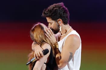 Camilo termina con los rumores de crisis matrimonial con beso en el Festival de Viña 2023