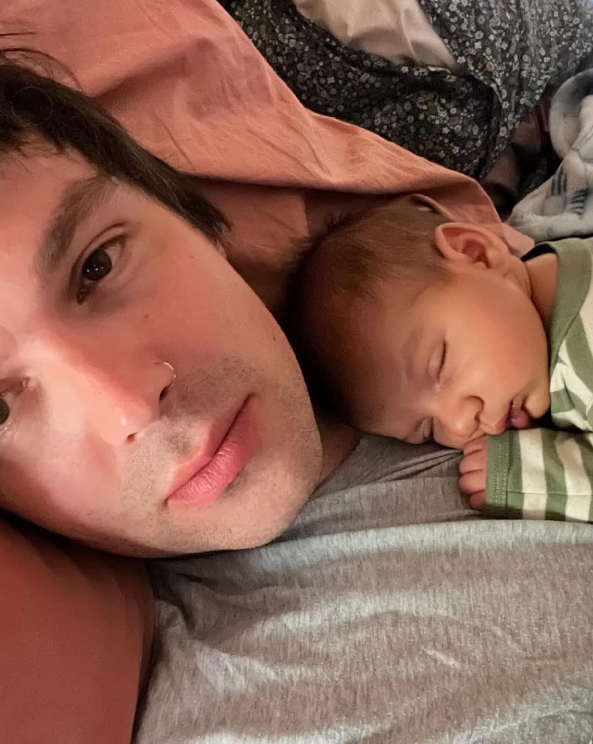 La pareja le dio la bienvenida a su primer bebé.