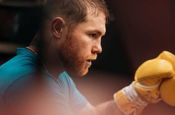 La conmovedora historia de un niño limpiaparabrisas que emocionó a Canelo Álvarez