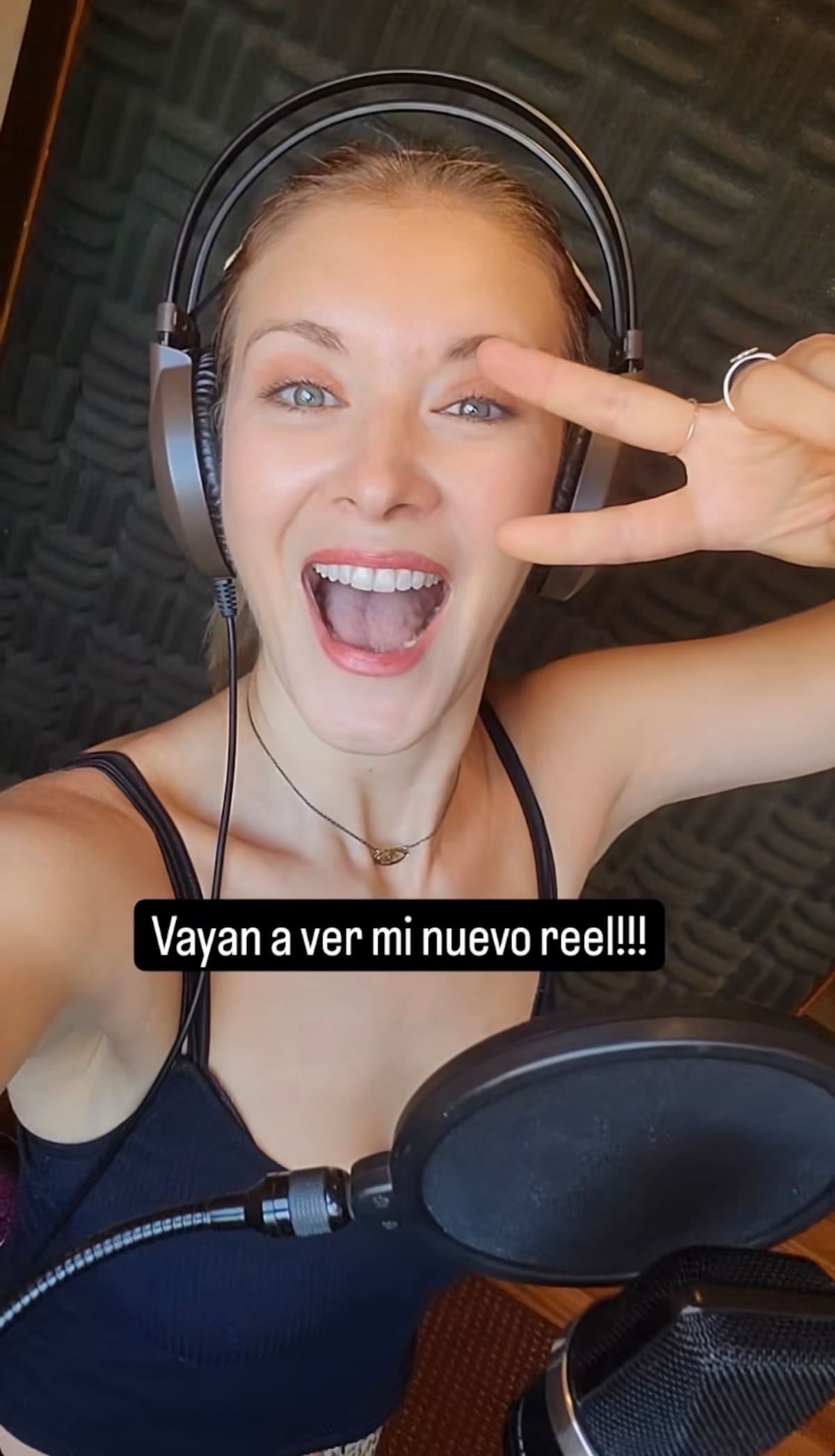 Carla Jara debutando como cantante en un estudio de grabación. - Créditos: Captura de pantalla Instagram