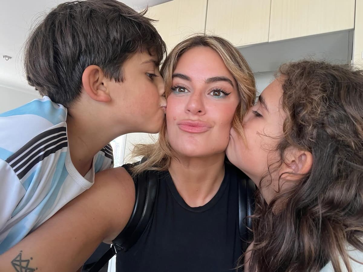 Junto a sus dos hijos. Foto: Instagram.