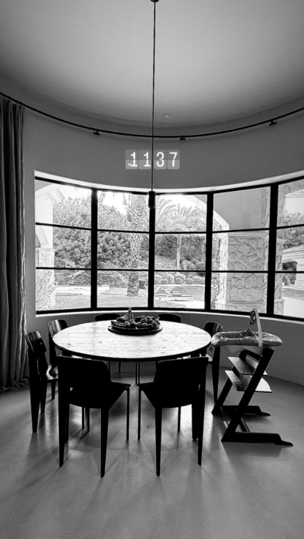 Kourtney Kardashian y Travis Barker le compraron una silla para comer de 470 dólares.