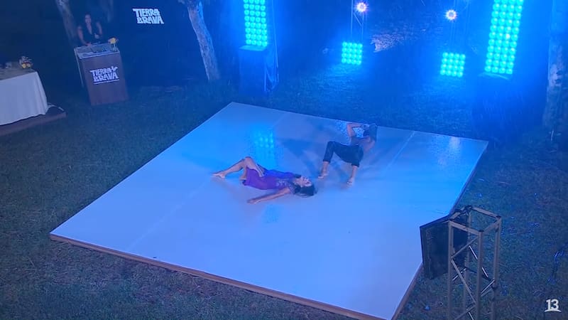 protagonizaron bochornoso chascarro en medio de baile bajo la lluvia.