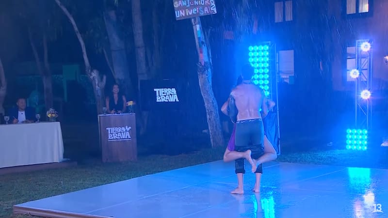 no pudieron seguir bailando debido a las risas.