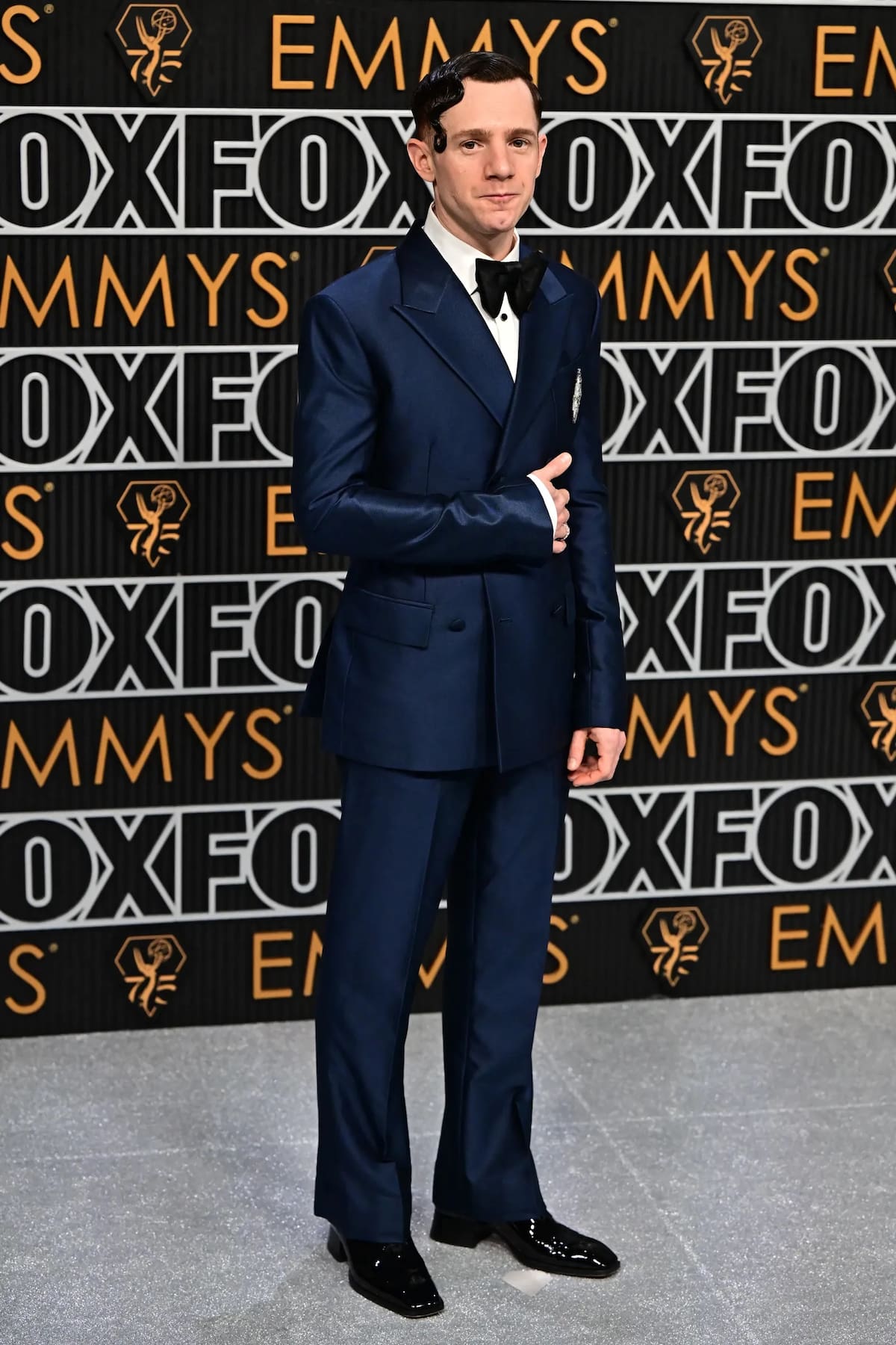 Chris Perfetti en la alfombra roja de los Premios Emmys 2024.