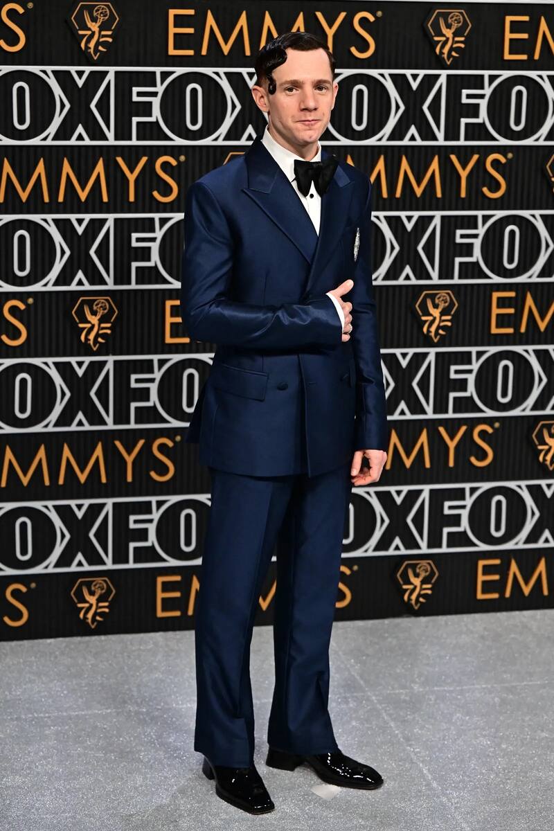 Chris Perfetti en la alfombra roja de los Premios Emmys 2024.