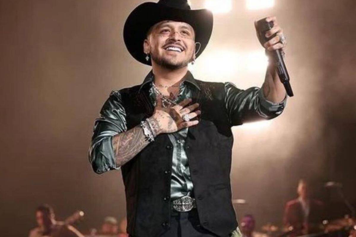 Christian Nodal es sorprendido por una fanático que se tatuó su cara en un brazo