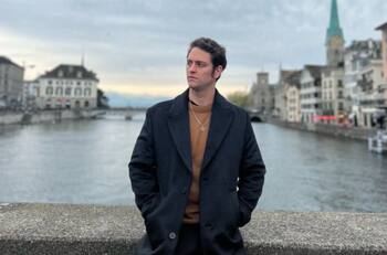 Christopher Uckermann complace a fan en pleno metro de Suecia y se echa un palomazo