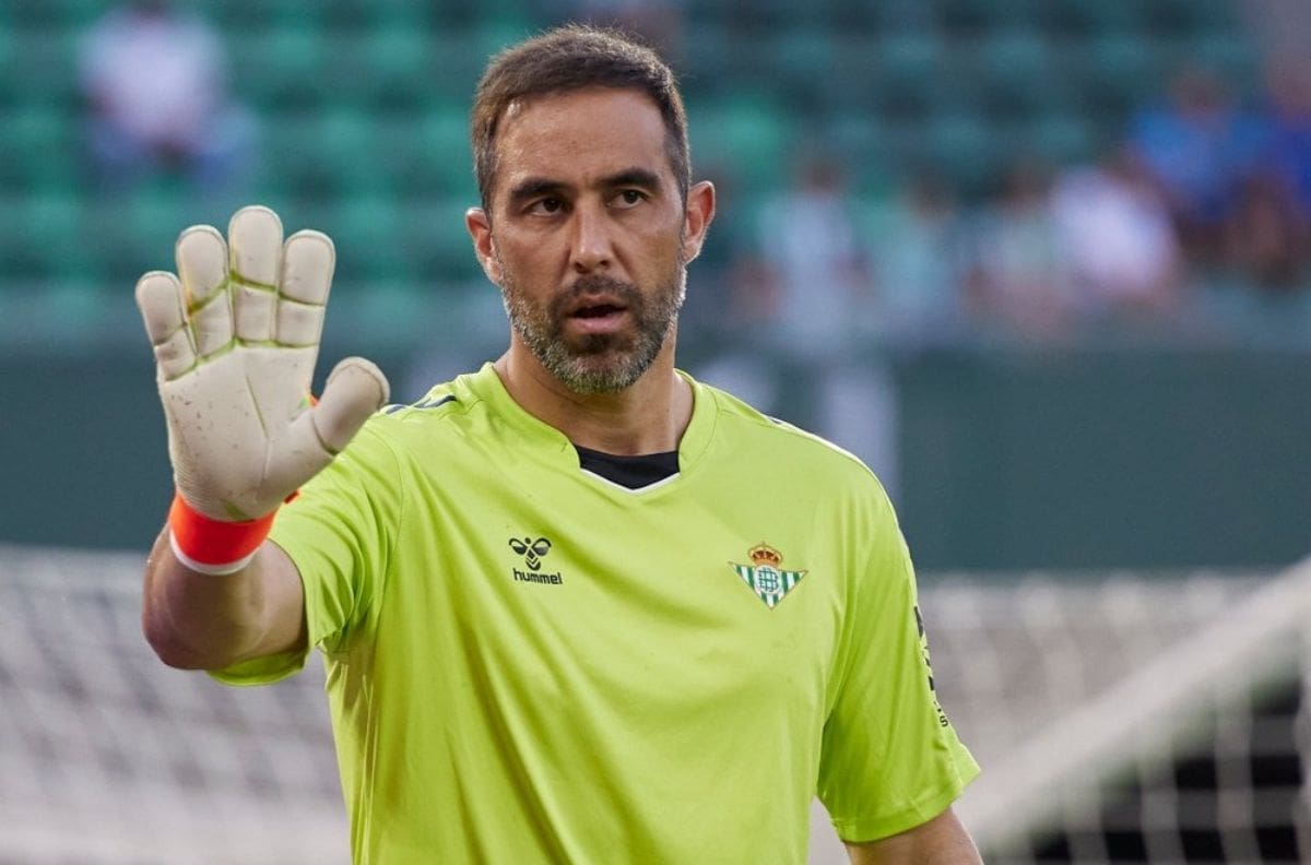 La inmensa fortuna de Claudio Bravo, portero del Real Betis y la Selección de Chile