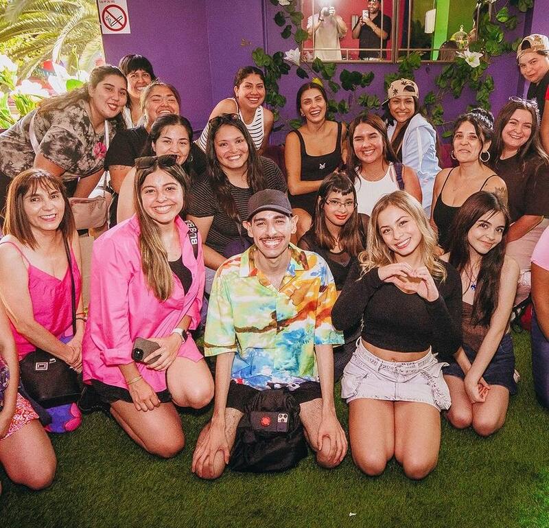 Constanza Capelli, Skarleth Labra y Viviana Acevedo en el clóset sale.