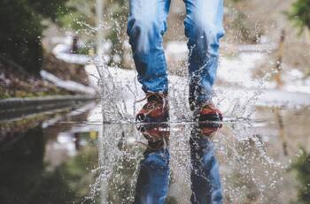 ¿Eres de las personas que se le mojan los zapatos con la lluvia? Déjalos impermeables con sencillos trucos