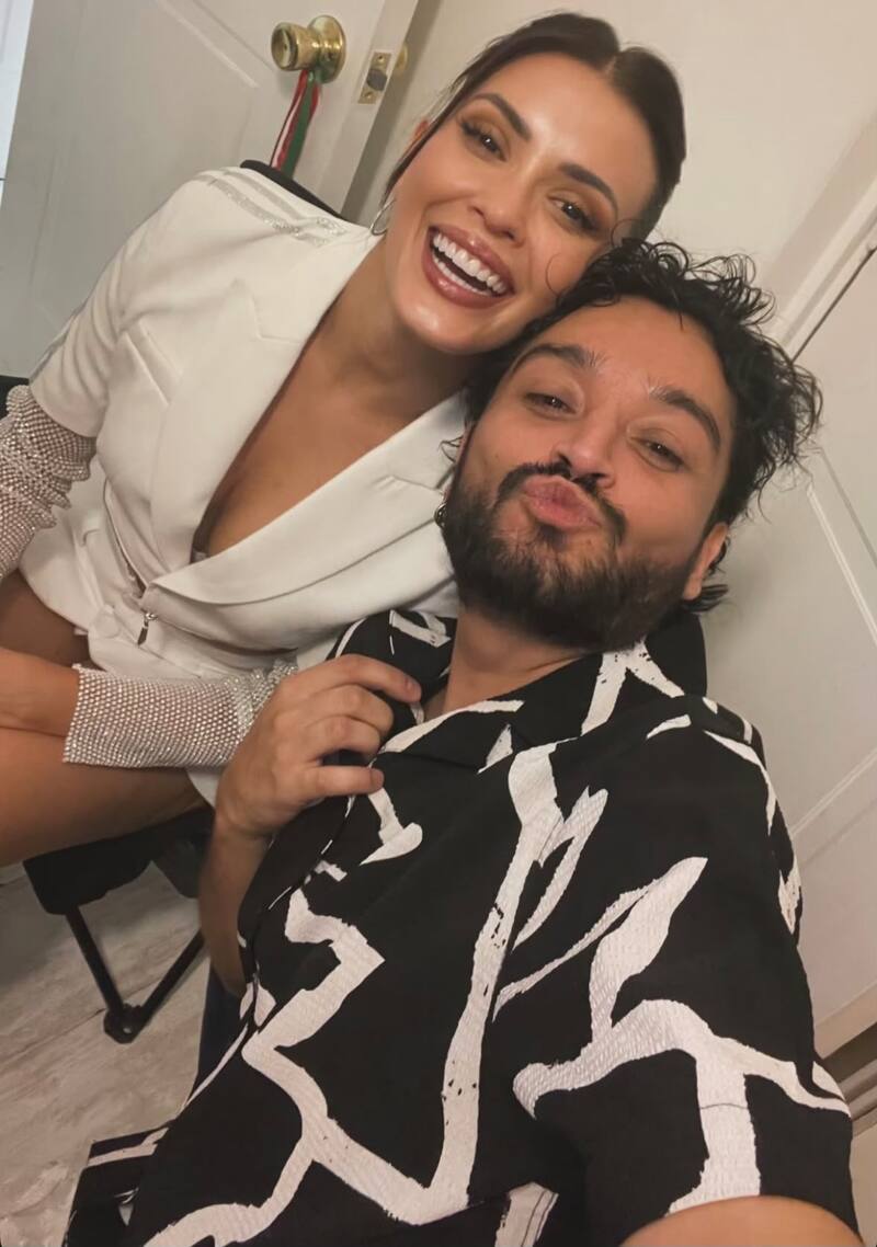 La bailarina tambieén optó por un traje sastre en blanco,