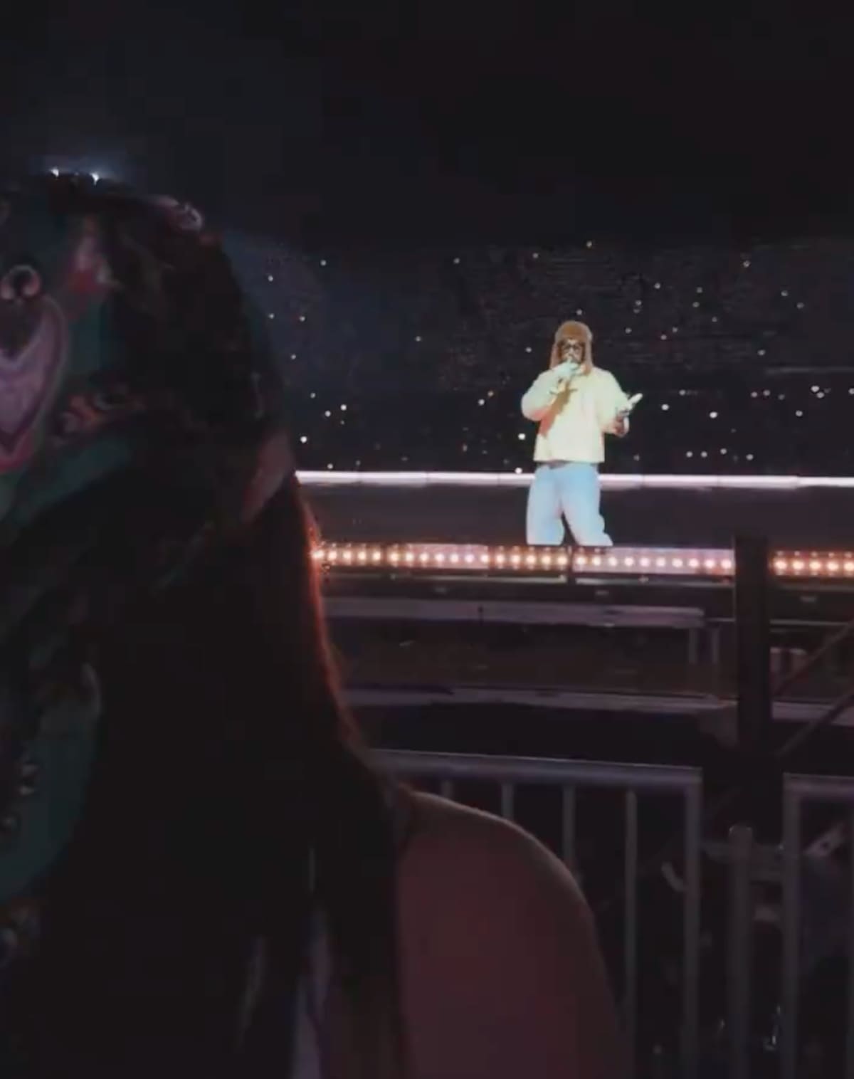 La bailarina tuvo coqueto encuentro con el artista.