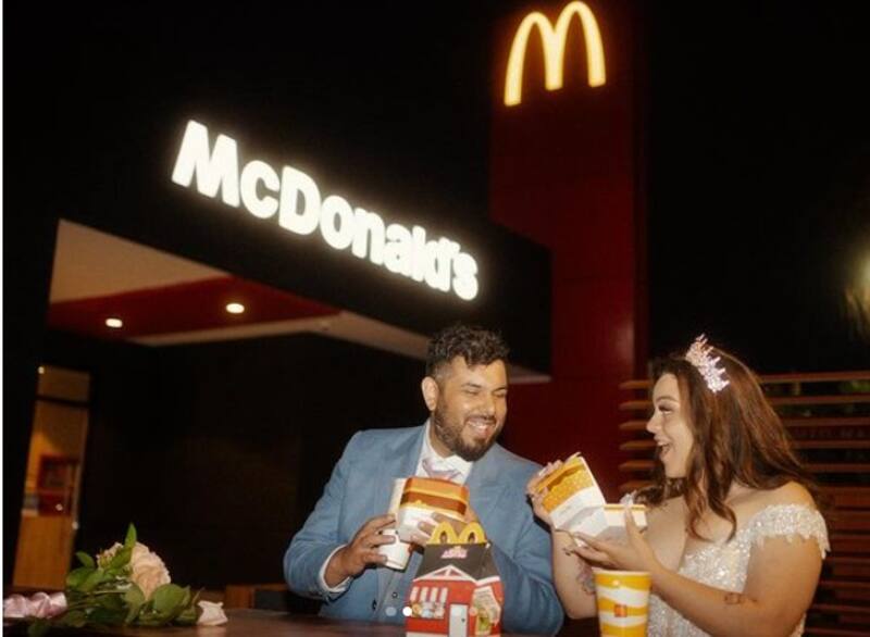 Coronel Valverde y Kiki Proust hicieron una alto en un local de comida rápida. Créditos: Instagram