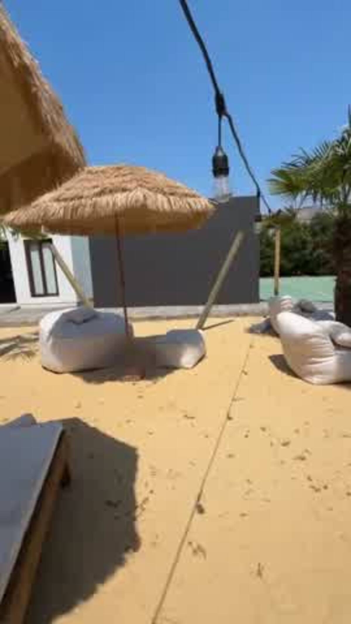 hizo una playa en su casa