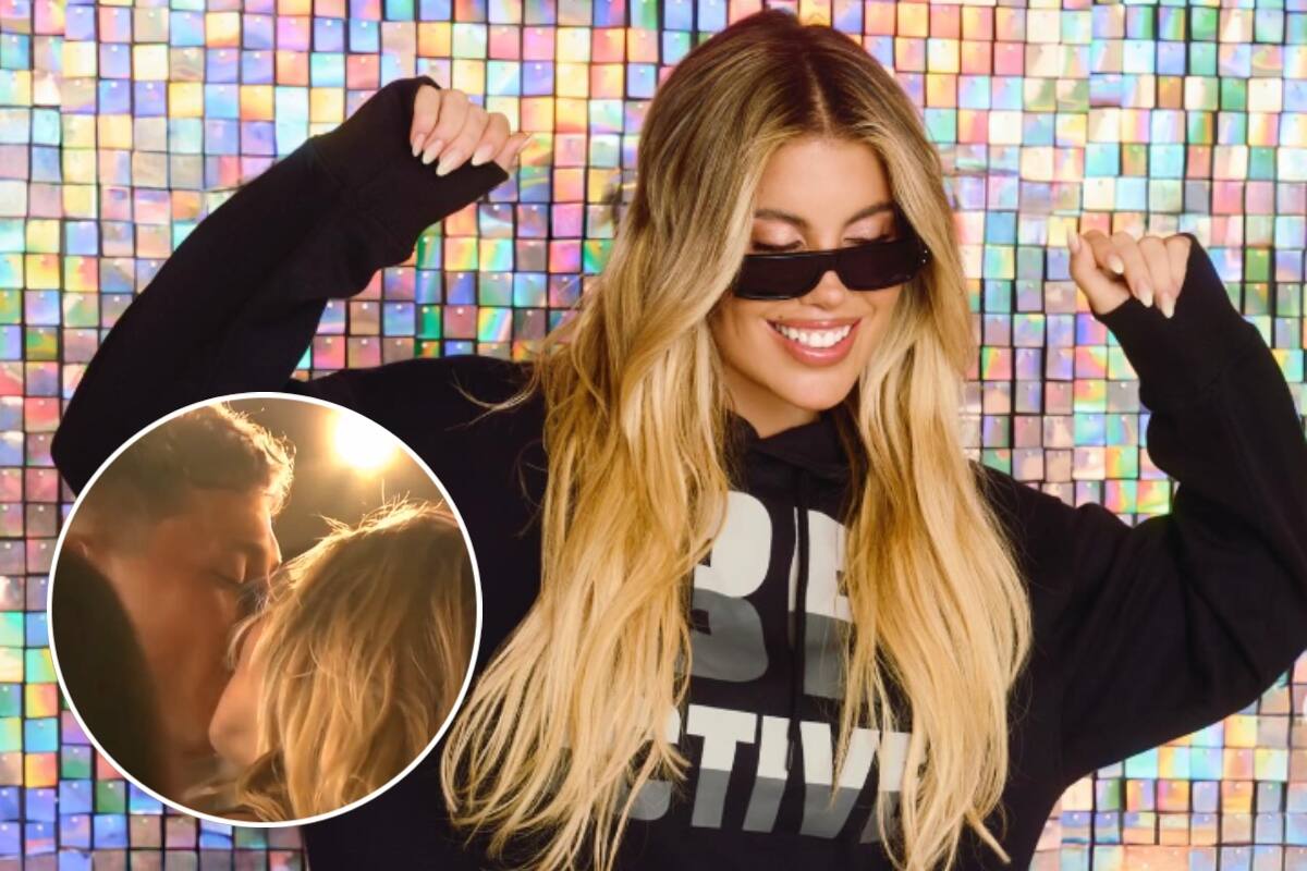 fue captada dándose besos con un joven galán.