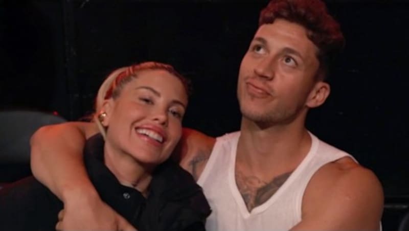 La pareja oficializó su relación.