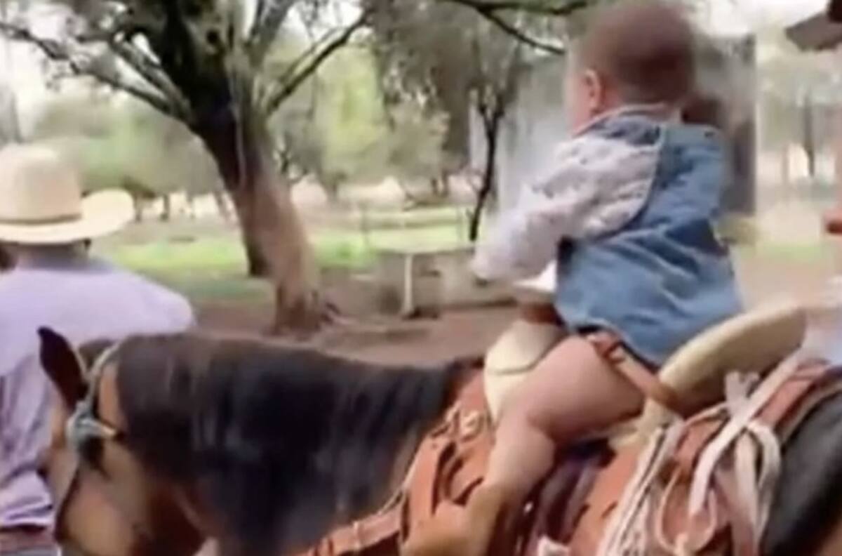 Nieta de Alejandro Fernández causa ternura en redes al montar a caballo