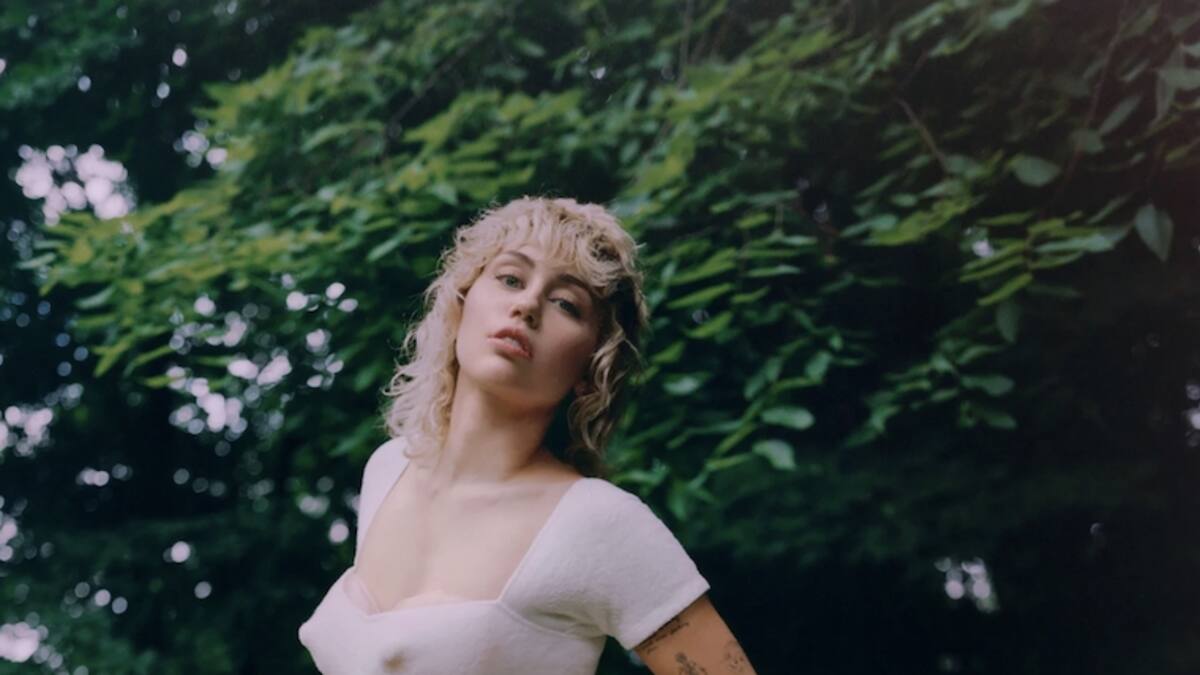 Miley Cyrus posa en topless para portada de revista
