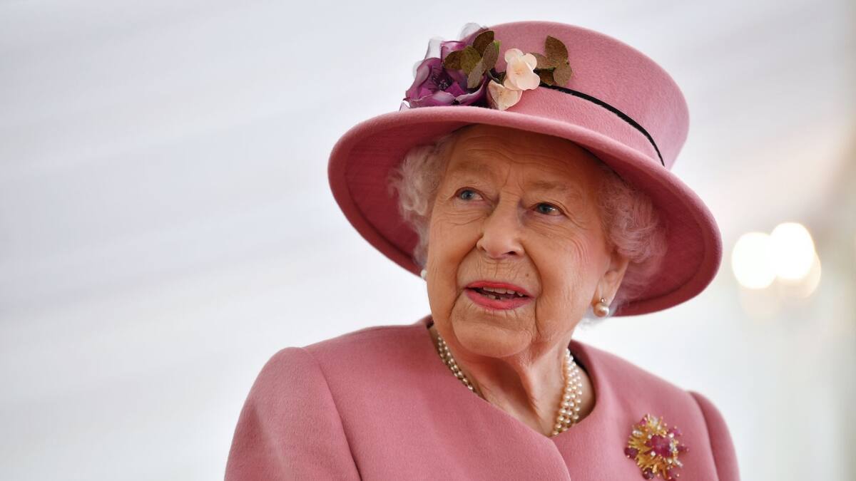 La reina Isabel II de Inglaterra fue hospitalizada en Londres