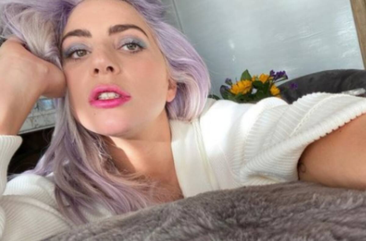Lady Gaga celebra los dos años de su marca Haus Laboratories con fotografía sin maquillaje