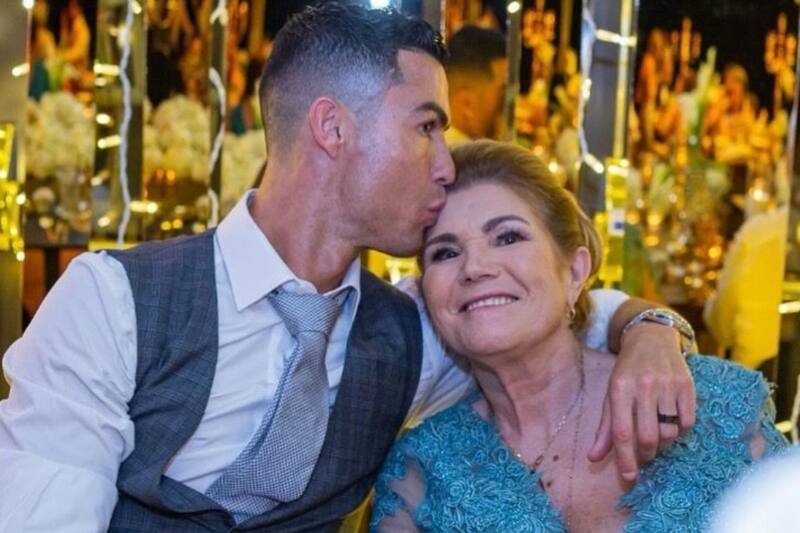 regaloneó a su madre Dolores Aveiro en su día. Créditos: Instagram
