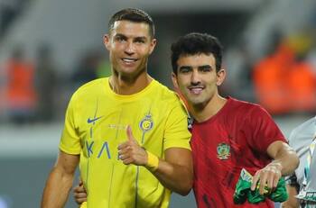 Jugador le pidió una foto a Cristiano Ronaldo y después lo troleó en redes: “El segundo mejor de la historia”