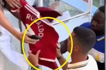 VIDEO | Cristiano Ronaldo se niega a firmar una camiseta del Manchester United
