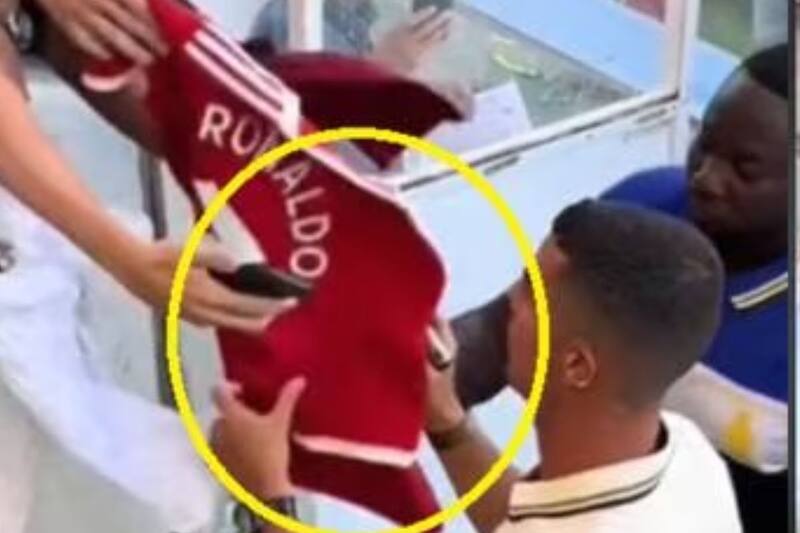 se negó a firmar una camiseta del Manchester United. (Captura de video)