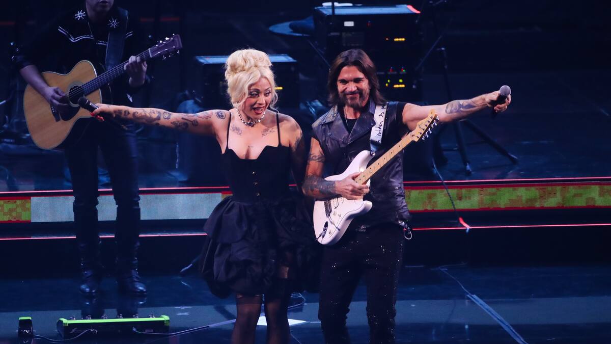 VIDEO | ¿Con pequeño fail? Así fue la sorpresiva aparición de Mon Laferte en el show de Juanes en Viña