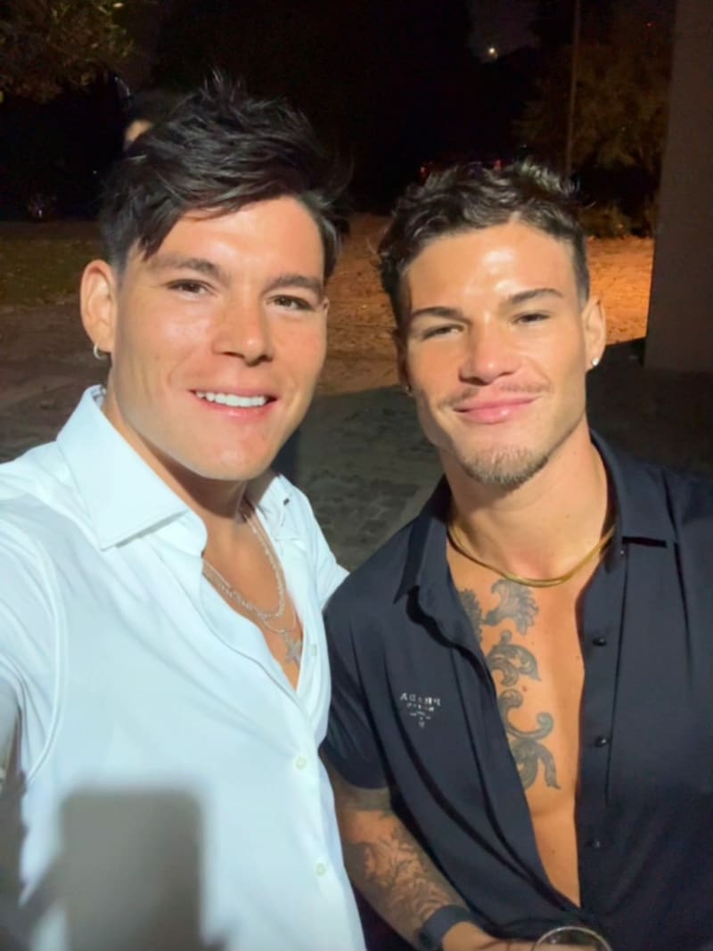 Los hermanos deslumbraron con su look.