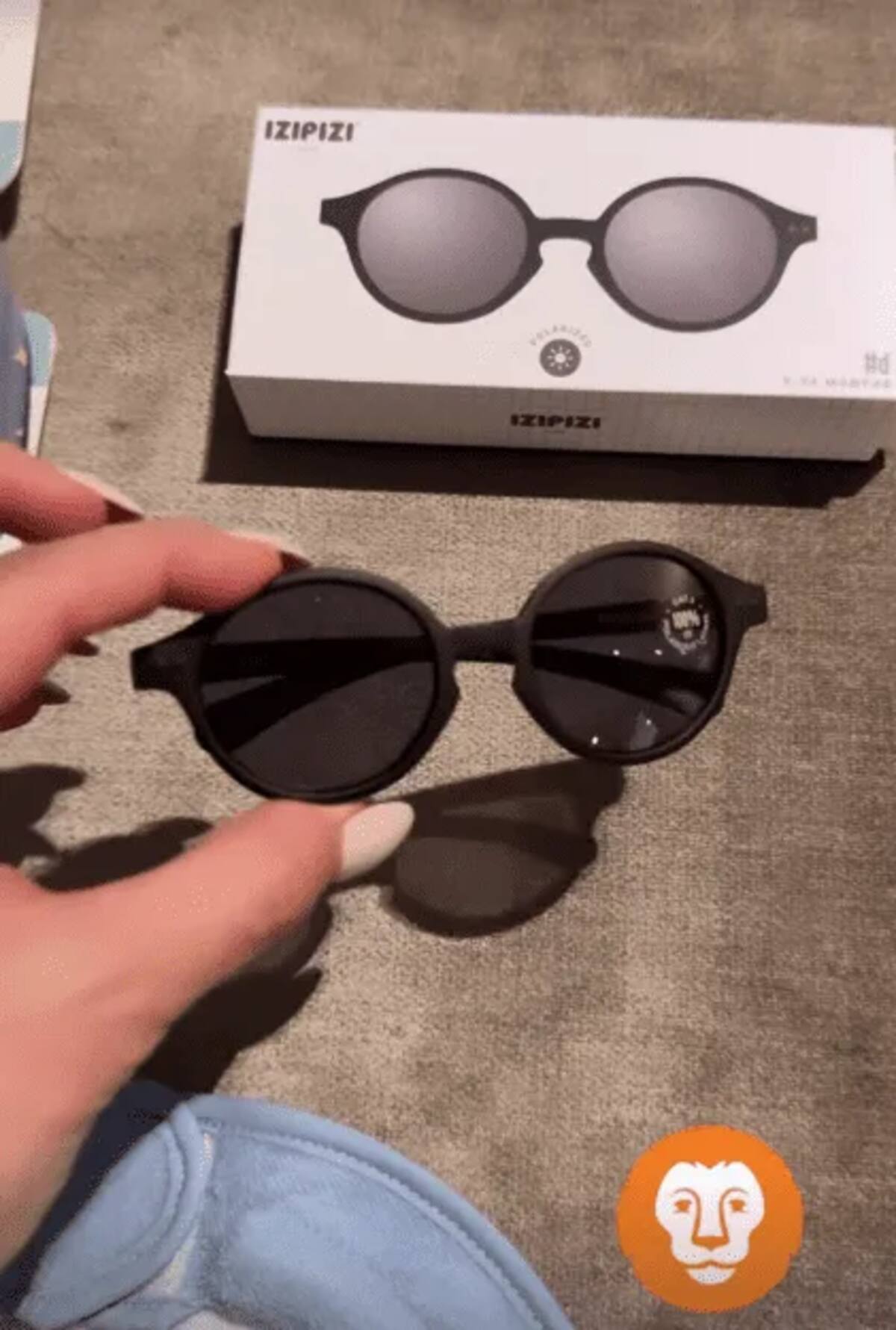 La conductora compró unos mini lentes oscuros para León.