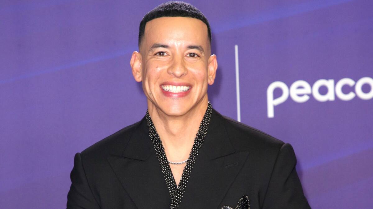 Todo lo que se sabe sobre la millonaria demanda por estafa que enfrenta Daddy Yankee en Chile