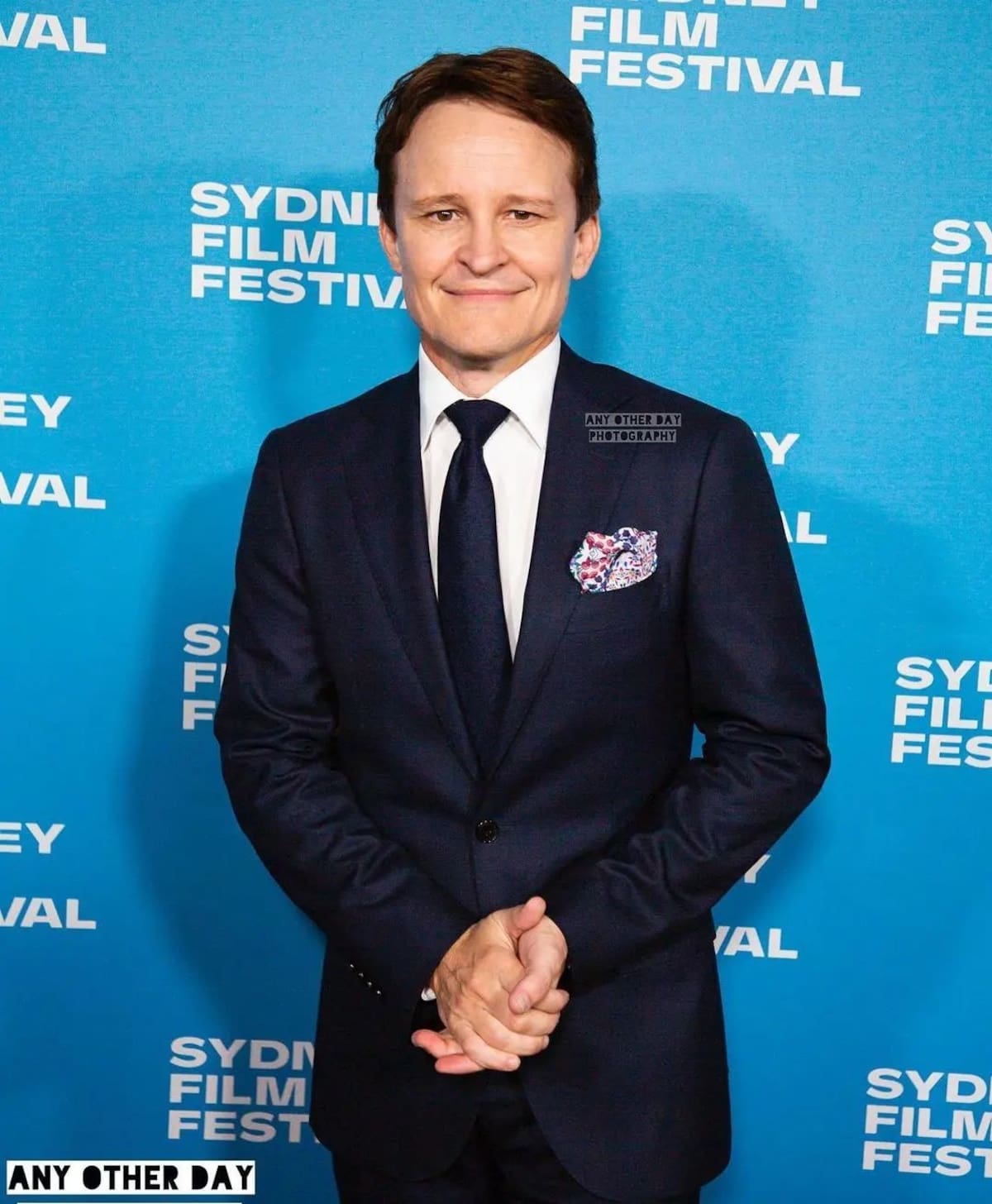 es el detective Lachlan Rogers en "El Turista"