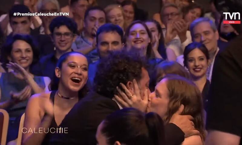 Daniel Alcaíno se besó con su pareja en los Premios Caleuche 2024.