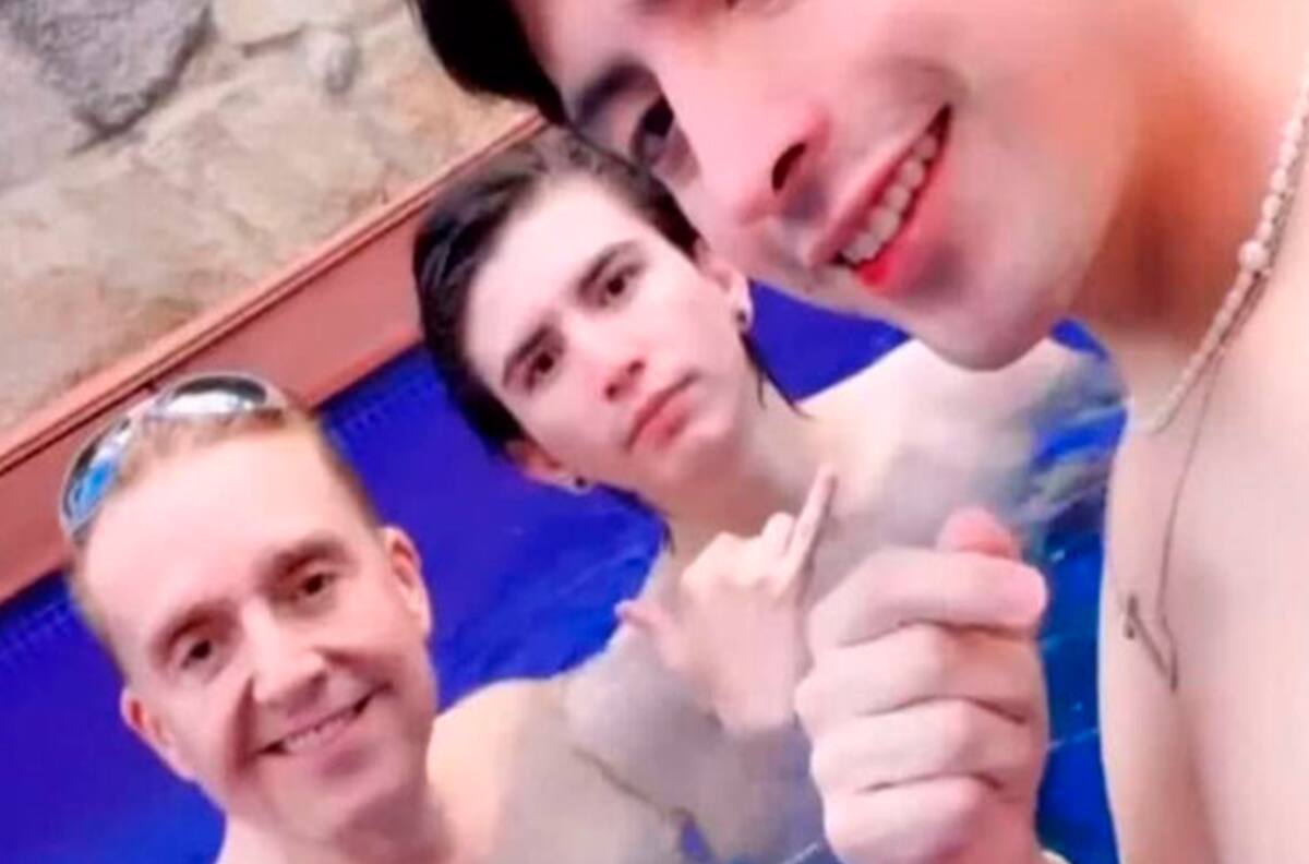 Captan a Danien Bisogno rodeado de jóvenes en una alberca