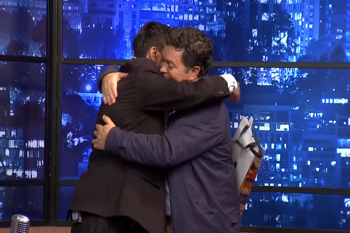 se dan fuerte abrazo en "Sin Dios ni Late"