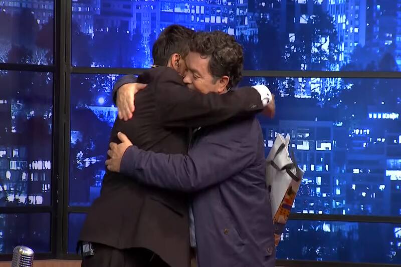 se dan fuerte abrazo en "Sin Dios ni Late"